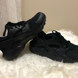 NEW NIKE HUARACHE RUN SNEAKERS